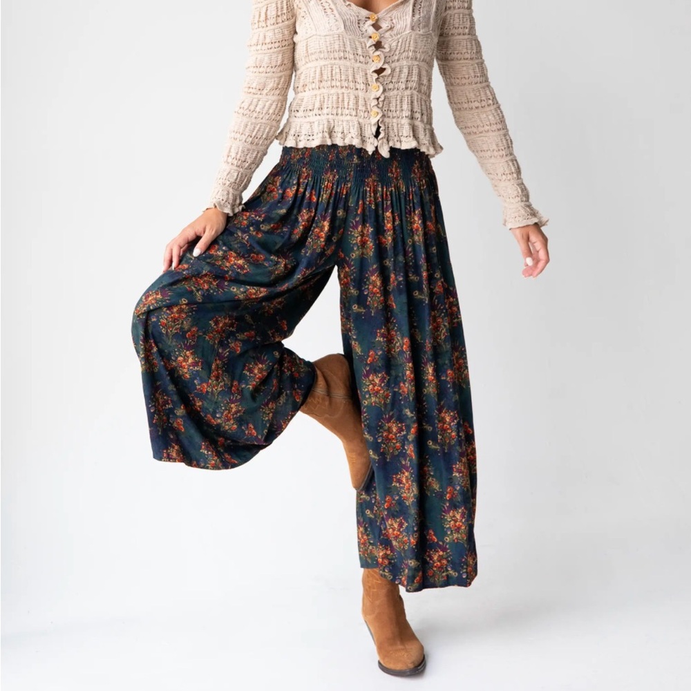 NATURAL LIFE Make A Move Wide-Leg Palazzo
Pant - Navy Red Feathers